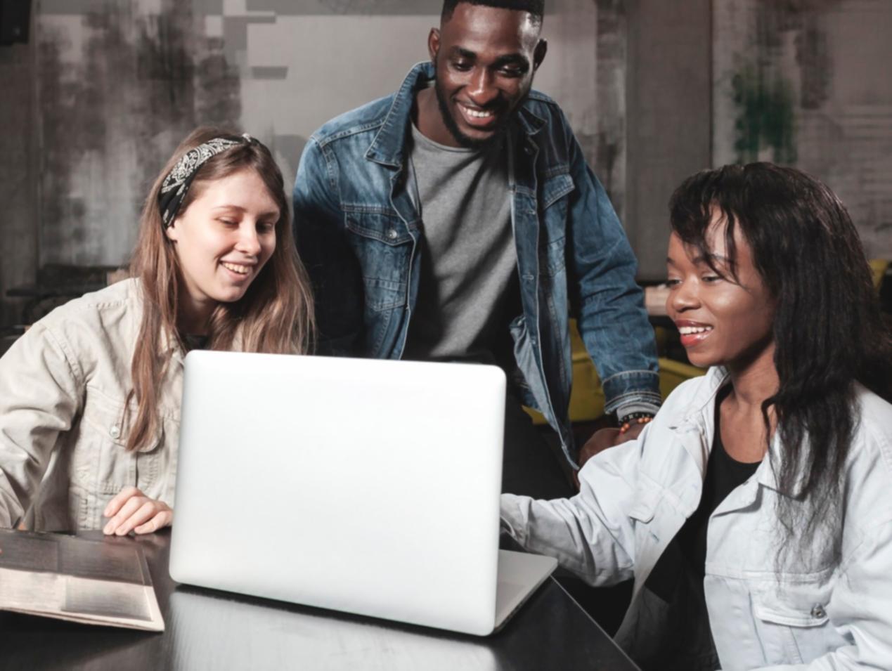 Espace de formation moderne avec outils budgétaires